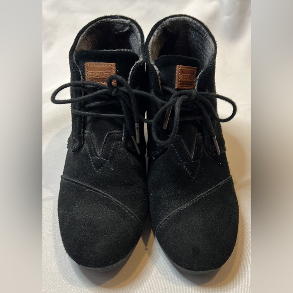 Toms wedge booties
Size 8, Color black
Still in good condition